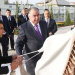 Президенти Тоҷикистон Эмомалӣ Раҳмон дар шаҳри Турсунзода муассисаи таҳсилоти миёнаи умумии №93-ро мавриди баҳрабардорӣ қарор доданд